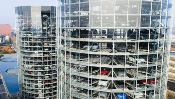 Neufahrzeuge von Volkswagen stehen zur Auslieferung in den Autotürmen der Autostadt am Stammwerk von Volkswagen (Luftaufnahme mit Drohne). Am 10. März fand die Jahrespressekonferenz der Volkswagen Group statt.