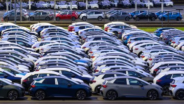 Neuwagen stehen zur Auslieferung auf einem Parkplatz auf dem Werksgelände von Volkswagen