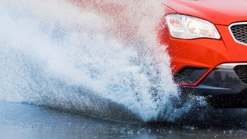 Straße unter Wasser: Jetzt ist Vorsicht geboten.