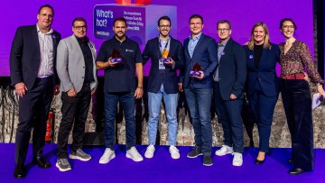 Jury, Gewinner und Moderatorin des "What’s hot?" Awards 2025 (v.l.): Michael Skule Langbehn (Süverkrup Gruppe), Andreas Weeber (Autohaus Weeber), Phil Klaack (Instavalo), Fabian Schmautz (DAT), Paul Herzog (IT Tecture), Frank Motejat (Autohaus Mothor), Ch