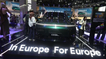 Besucher betrachten einen XPeng G9L auf der Paris Motor Show