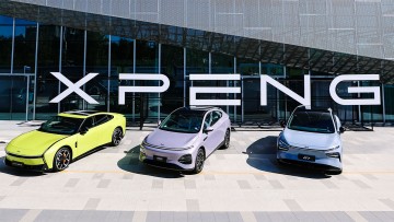 Xpeng-Modelle vor einem großen Marken-Logo