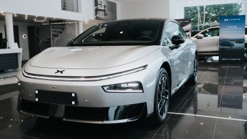 Xpeng P7+ steht in einem Showroom