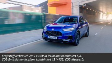 Honda ZR-V fährt über Straße