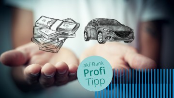 akf-Bank Profi-Tipp KeyVisual mit Händen, die ein Fahrzeugmodell und Geldscheine halten