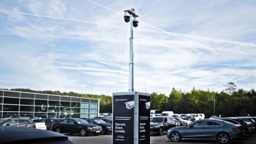 Mobiler Security-Tower von autosecure auf dem Hof eines Autohauses