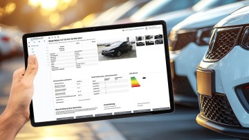 Tablet mit dem Online-Shop von Bayerwald-Leasing vor einer Reihe von Gebrauchtfahrzeugen