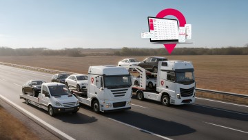 Drei Transporter mit aufgeladenen Pkw auf einer Straße