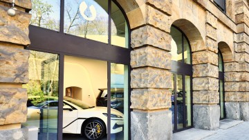 Außenansicht des DENZA Store in München