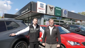 Frank und Pascal Lecki, Geschäftsführer des Autohaus Lecki, vor ihrem Betrieb