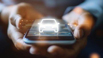 Ein kleines Fahrzeugmodell vor einem Laptop