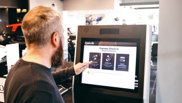 Person vor Self Service Desk