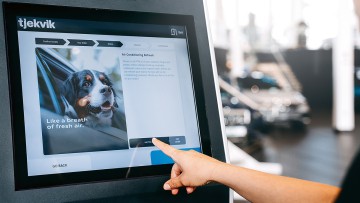 Hand zeigt auf Bildschirm