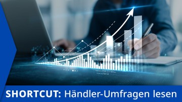 Key Visual Trend Check, Businessmann arbeitet an Laptop mit digitaler Grafik