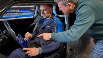 Zwei Menschen, Auto, Tablet
