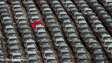 viele Autos auf eine Abstellplatz eines ist rot