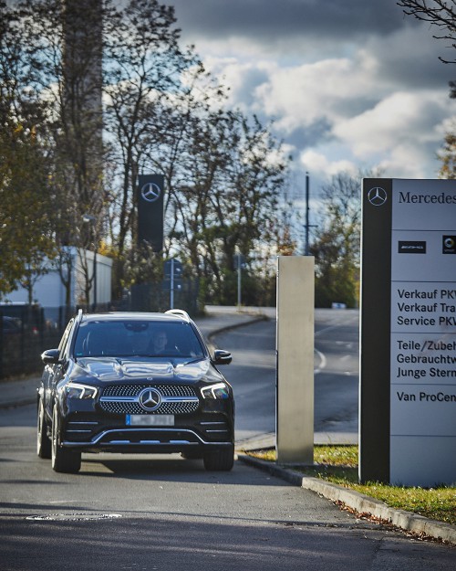 Pkw wird bei der Einfahrt auf das Autohaus-Gelände vom autosecure Scanner erfasst