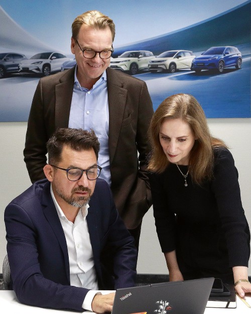 Lars Bialkowski, Patrick Schulz und Maria Grazia Davino von BYD