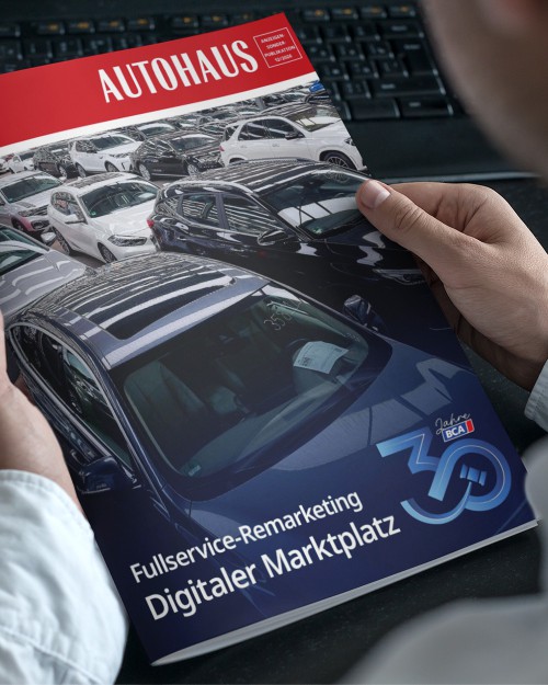 Geschäftsmann hält Printheft AUTOHAUS Forum BCA in den Händen