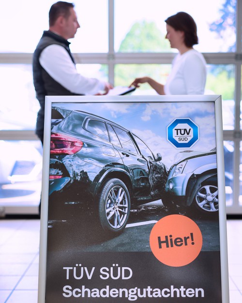 Werbeschild TÜV SÜD Schadengutachten beim Autohaus Weeber