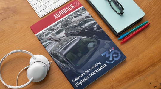 Printheft des AUTOHAUS Forum BCA auf einem Schreibtisch