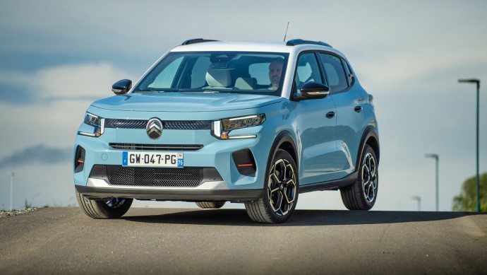 Citroën C3 freigestellt gegen den Himmel in Himmelblau