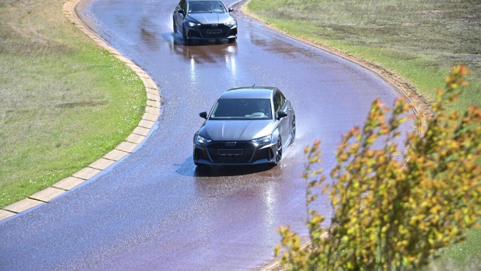 Audi RS3 auf dem Nasshandlingkurs des Contidroms in Jeversen