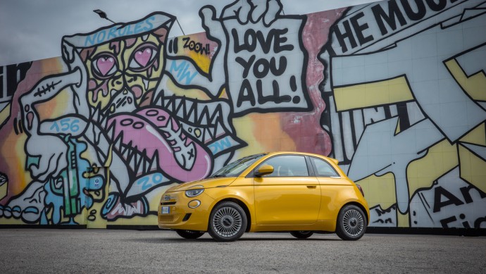 Fiat 500 Hybrid vor Graffitiwand