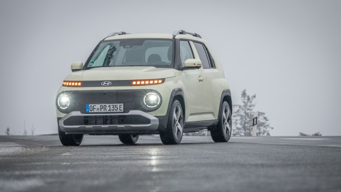 Hyundai Inster (49 kWh) auf dem Feldberg im Taunus bei Winterwetter mit eingeschaltetem Licht und Warnblinkanlage