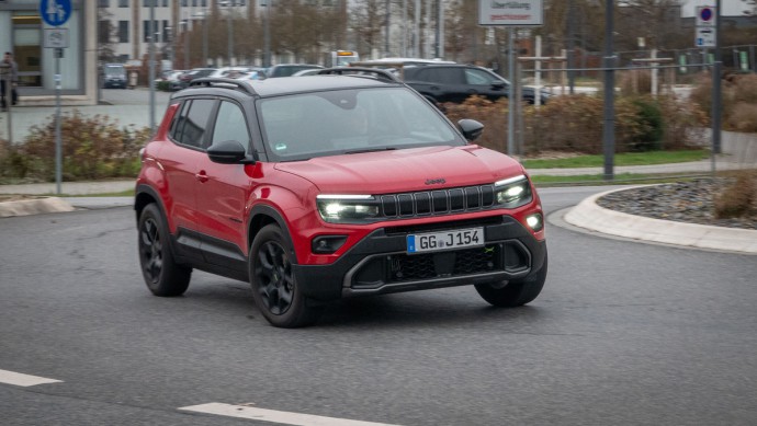 Kurvenfahrt im Kreisverkehr mit einem rot lackierten Jeep Avenger