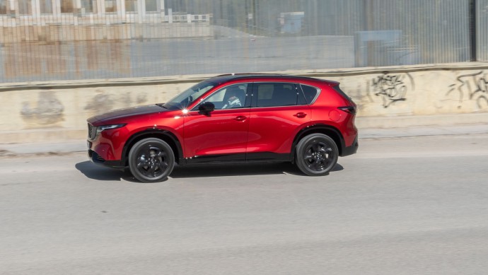 Mitzieher von einem roten Mazda SUV