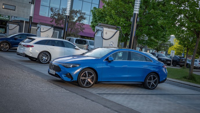 Blauer Mercedes CLA beim Laden an einem HPC.