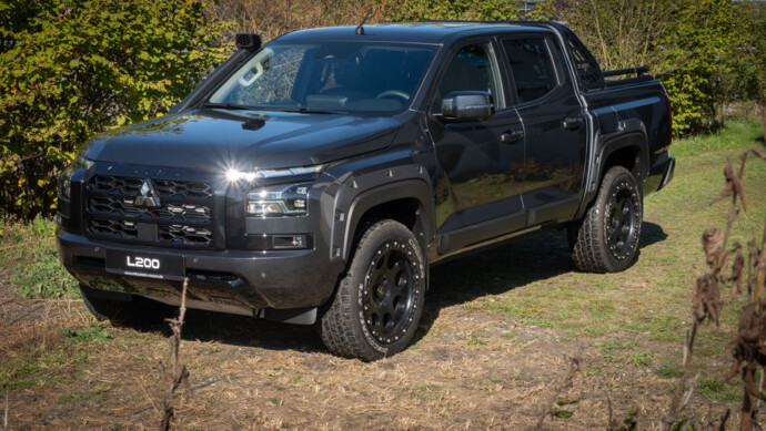 Neuer Mitsubishi L200 steht auf Wiese