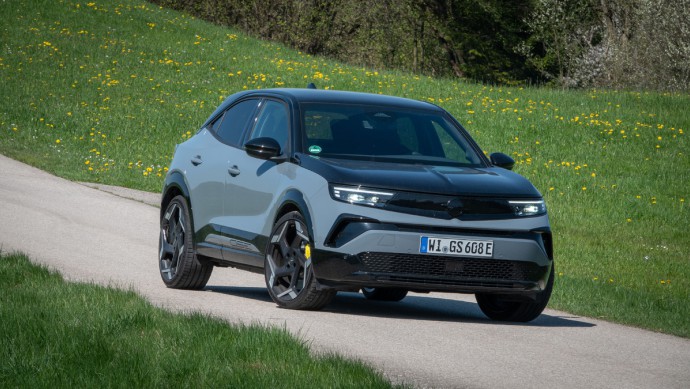 Opel Mokka GSE steht auf einem einsamen Teerstreifen und wurde von vorn fotografiert.