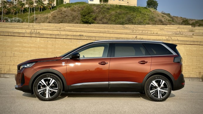 Peugeot 5008 Baujahr 2023 Mildhybrid in der Seitenansicht vor heller Wand