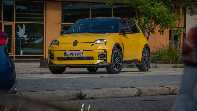 Renault 5 Iconic Long Range (52 kWh) R5 stehend schräg von vorn fotografiert. Renault ist in knalligem Gelb lackiert