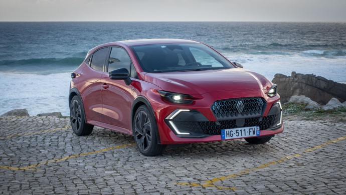 Roter Renault Clio an der Atlantikküste von Portugal auf Kopfsteinpflaster stehend