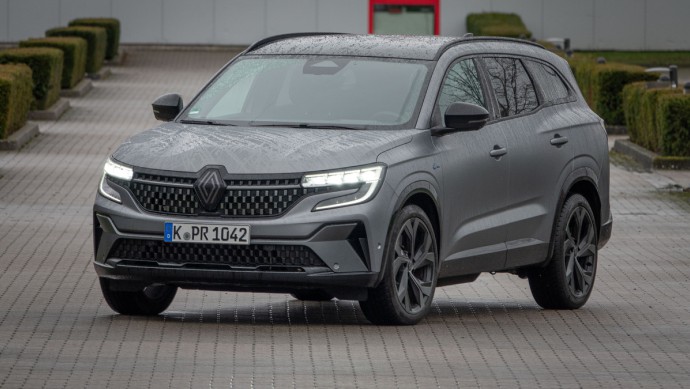 Renault Espace in mattgrau schraeg von vorn fotografiert auf Parkplatz