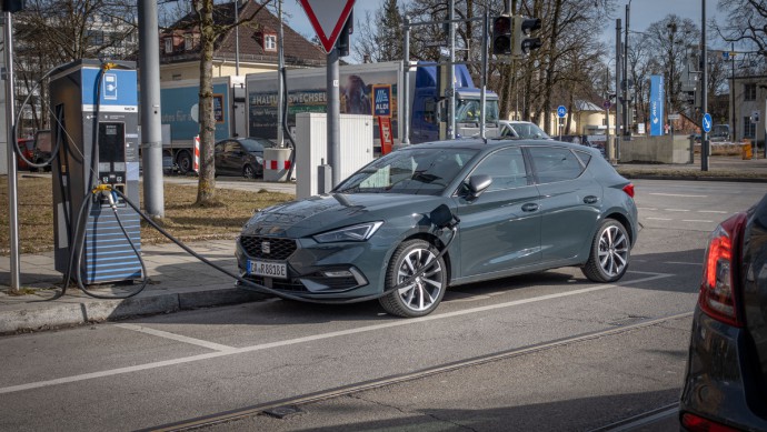 Seat Leon Plug-in-Hybrid hängt an einer städtischen Ladesäule der SWM