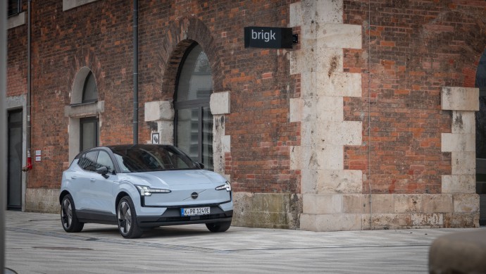 Volvo EX30 (Fahrbericht) steht vor dem Gründerzentrum Brigk in Ingolstadt