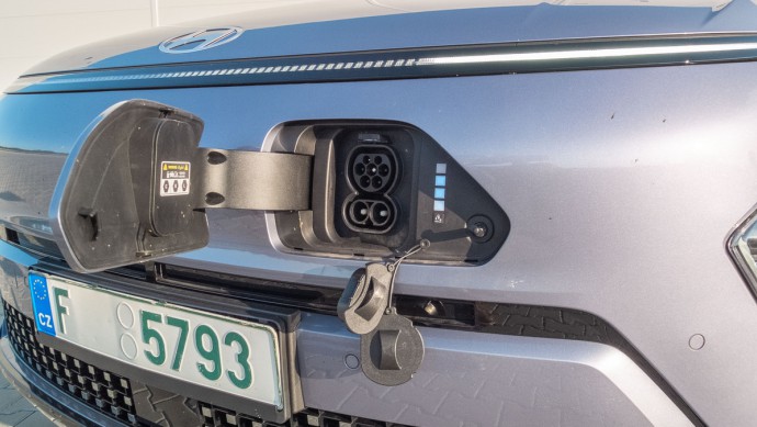 Foto vom Ladeanschluss des Hyundai Kona Elektro in der Front