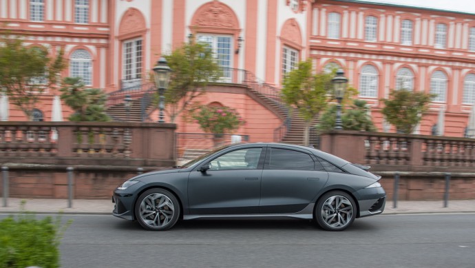 Hyundai Ioniq 6 fahrend in der Seitenansicht vor Schloss Biebrich in Wiesbaden