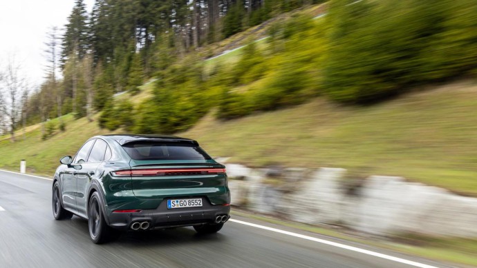 Porsche Cayenne S Coupé Racinggreen fahrend von hinten