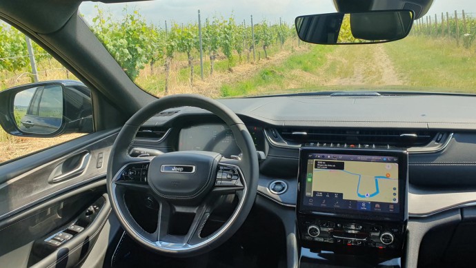 Große Freiheit nach oben. Das Panorama-Dach gibt die Natur wieder, in der sich das SUV bewegt