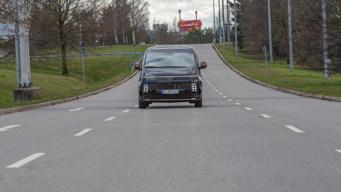 Hyundai Staria Signature AWD fahrend auf dreispuriger Straße, Foto frontal von vorne