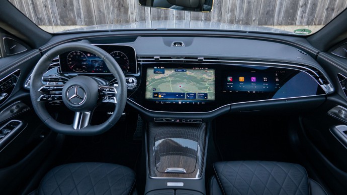 Gesamtansicht des Cockpits von der Rückbank aus fotografiert.