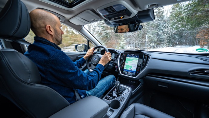 Innenaufnahme des Subarur Crosstrek 2024 mit Fahrer während der Fahrt im Schnee