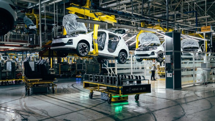 Im Minutentakt rollt im Norden Marokkos ein fertiges Auto vom Band. Der Großteil davon trägt den Schriftzug Sandero.