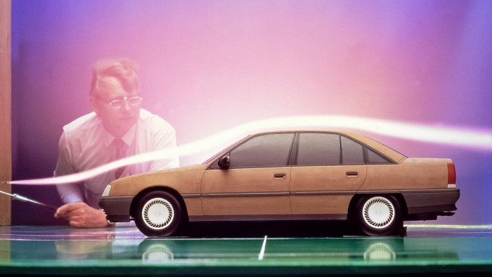 In zukunftsweisend aerodynamischen Formen ließ der 1986 eingeführte Opel Omega die Konkurrenten von BMW und Mercedes alt aussehen.