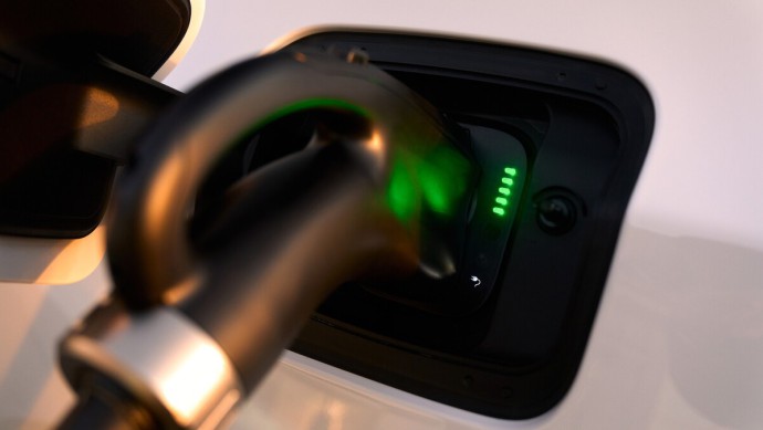 Bis zu 350 kW Ladestrom kann der Onboardlader des Charger verdauern. Eigentlich könnte der Wagen auch Supercharger heißen